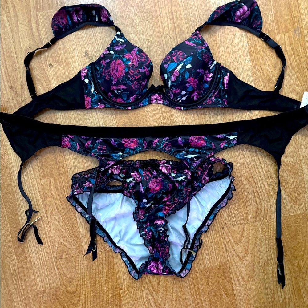 Playful promises | EUC 34d, med | lingerie 3-piece frilly, cute floral satin set